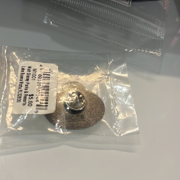 NEW LISTING 🎉Cinderella Pin (still in original packaging) - Picture 3 of 6